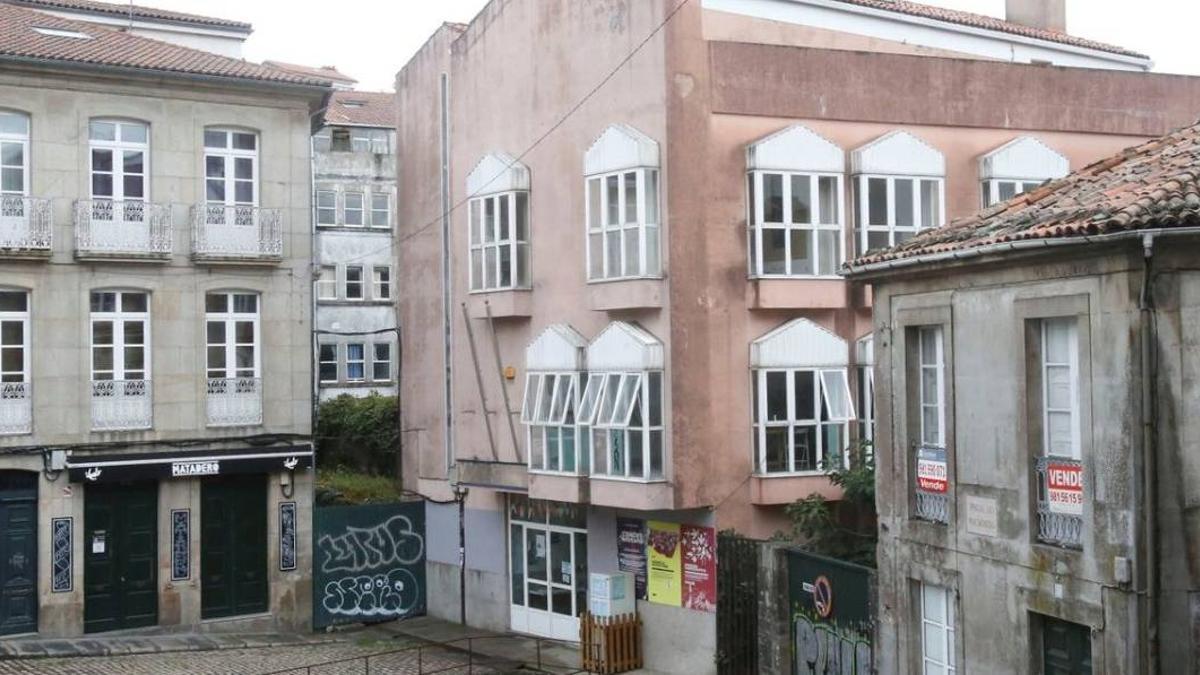 La plaza do Matodoiro, con la polémica Casa da Xuventude