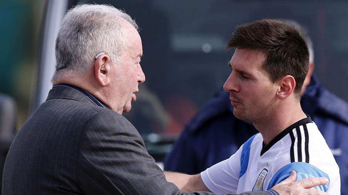 Julio Humberto Grondona saluda a Leo Messi tras un entrenamiento, el pasado mayo en Buenos Aires