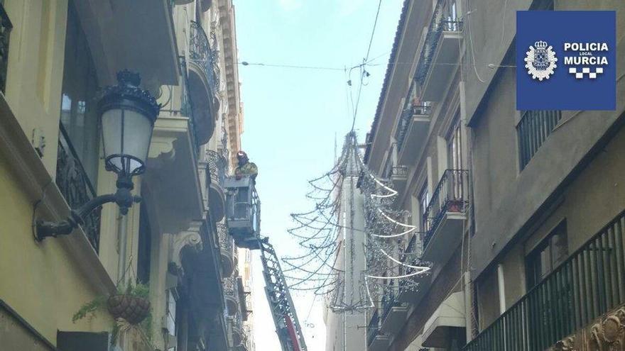 Los bomberos actúan en la fachada.