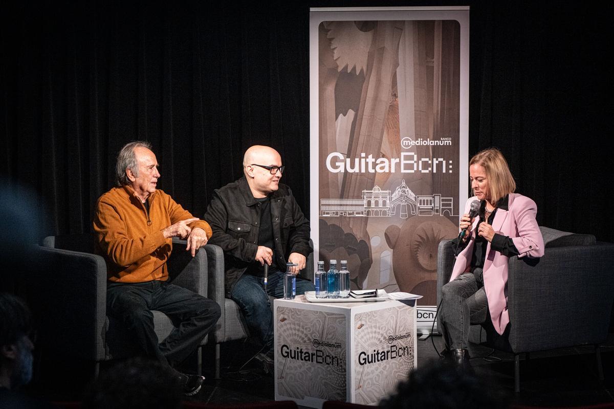 Joan Manuel Serrat, Jofre Bardagí y Judit Llimós, directora artística del Guitar BCN, este martes en la sala Paral·lel 62 de Barcelona.