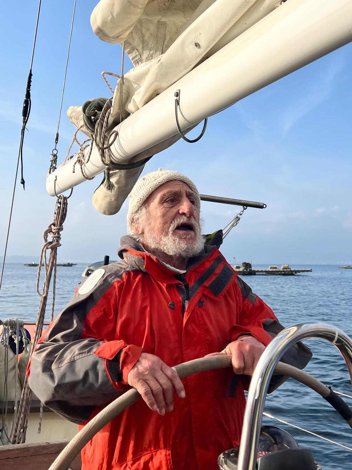 Javier Bebá navegando en un barco de vela durante una de sus travesías.