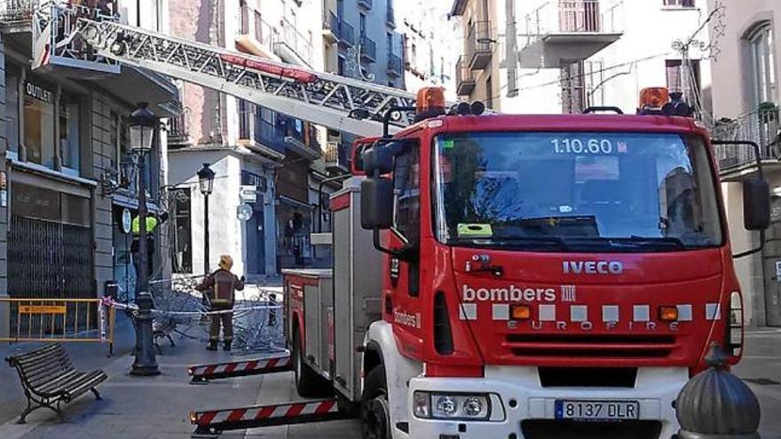 Retirant un dels llums de Nadal de la Plana amb l&#039;autogrua de Bombers