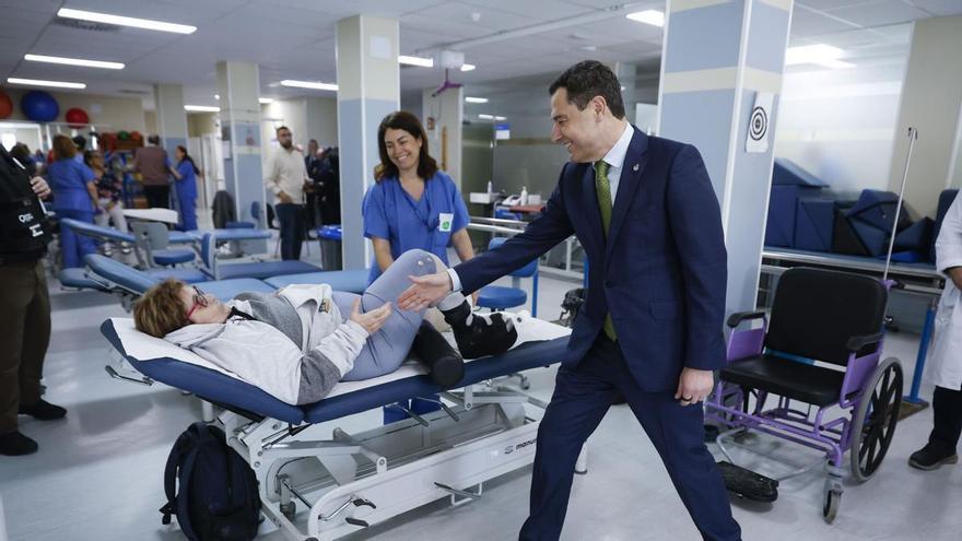 Los últimos días de Juanma Moreno antes de abrir las urnas en Andalucía: primeras piedras de hospitales y grandes anuncios