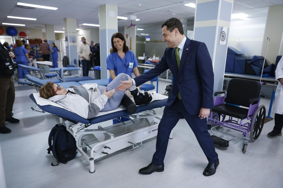 El presidente de la Junta de Andalucía, Juanma Moreno, saluda a una paciente durante su visita este lunes al Hospital de la Axarquía en Vélez-Málaga.