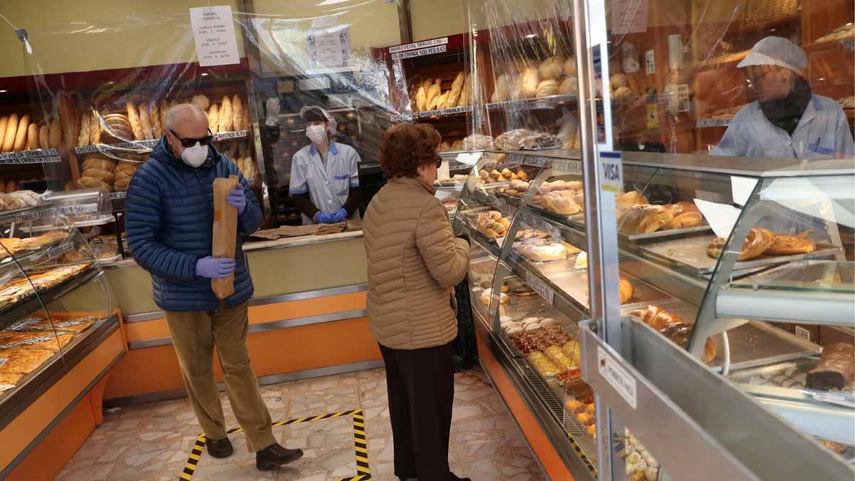España alcanza un máximo de muertes diarias con 838 fallecidos. En la foto, una panadería de Madrid protegida con plásticos para evitar contagios.