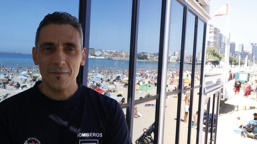 Pablo Ferrío, en la central de Salvamento de la playa de San Lorenzo. | Ángel González
