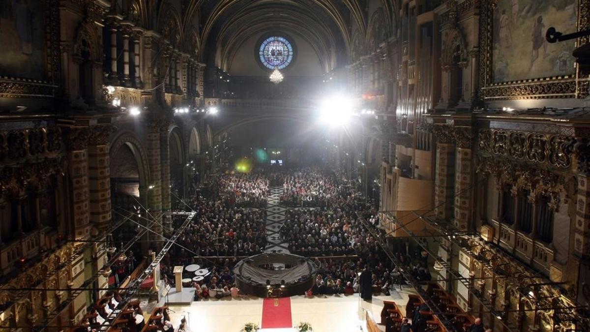 El abad de Montserrat bendice el nuevo órgano de la basílica.