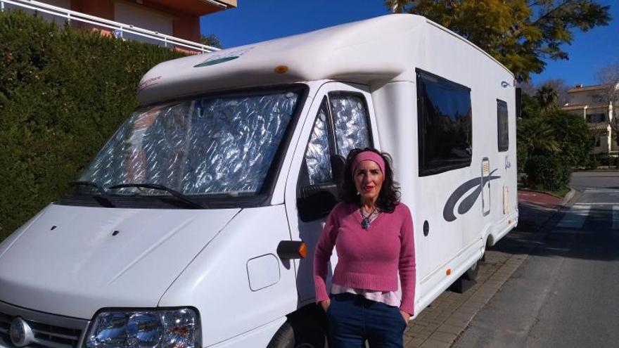 Margarita de la Torre, de 56 años, junto a la autocaravana en la que vive. | A. P. F.