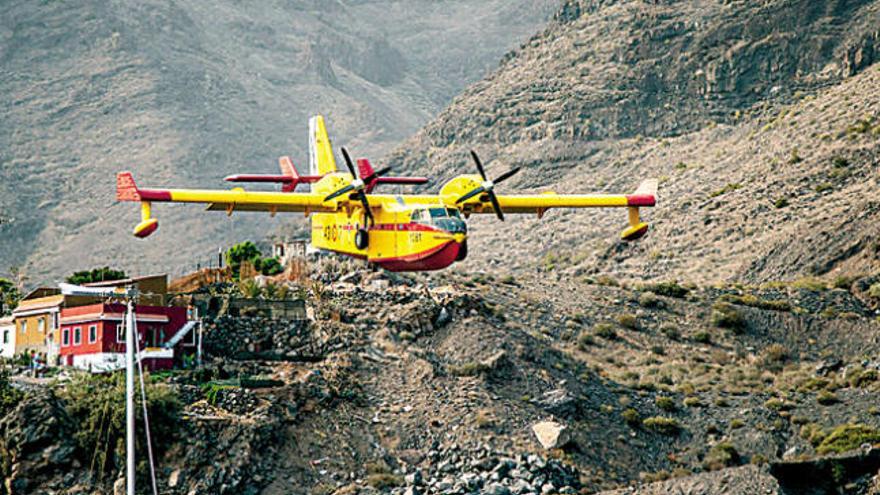 Un avión reposta agua en Valle Gran Rey para dirigirse a sofocar el fuego.