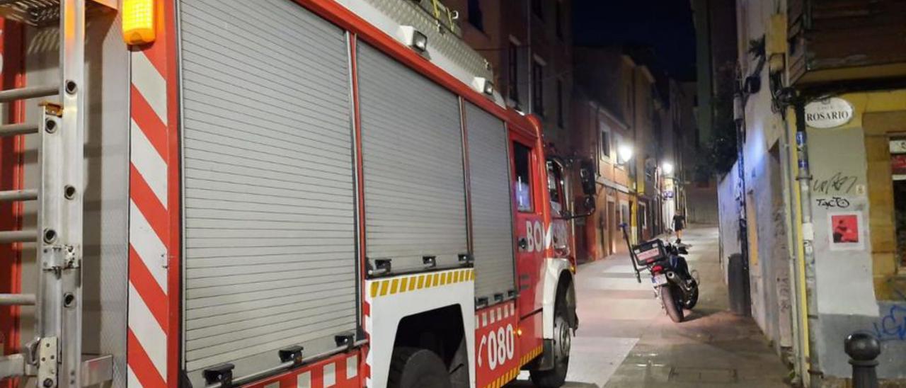 Rescatan a una mujer atrapada en un ascensor en Cimadevilla