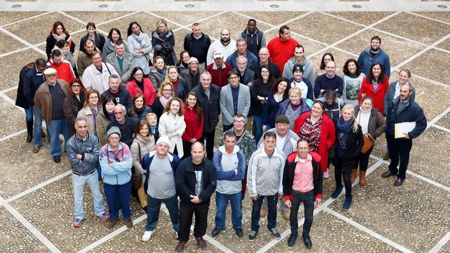 Foto de familia de los nuevos empleados del Ayuntamiento en Sant Bonaventura.