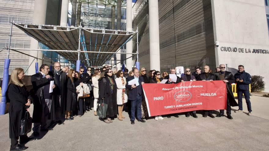 Concentración en la Ciudad de la Justicia de Murcia por &quot;la dignidad del turno de oficio&quot;