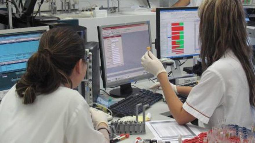 Una imagen de trabajadores del Hospital de Torrevieja con el programa informático Florence.