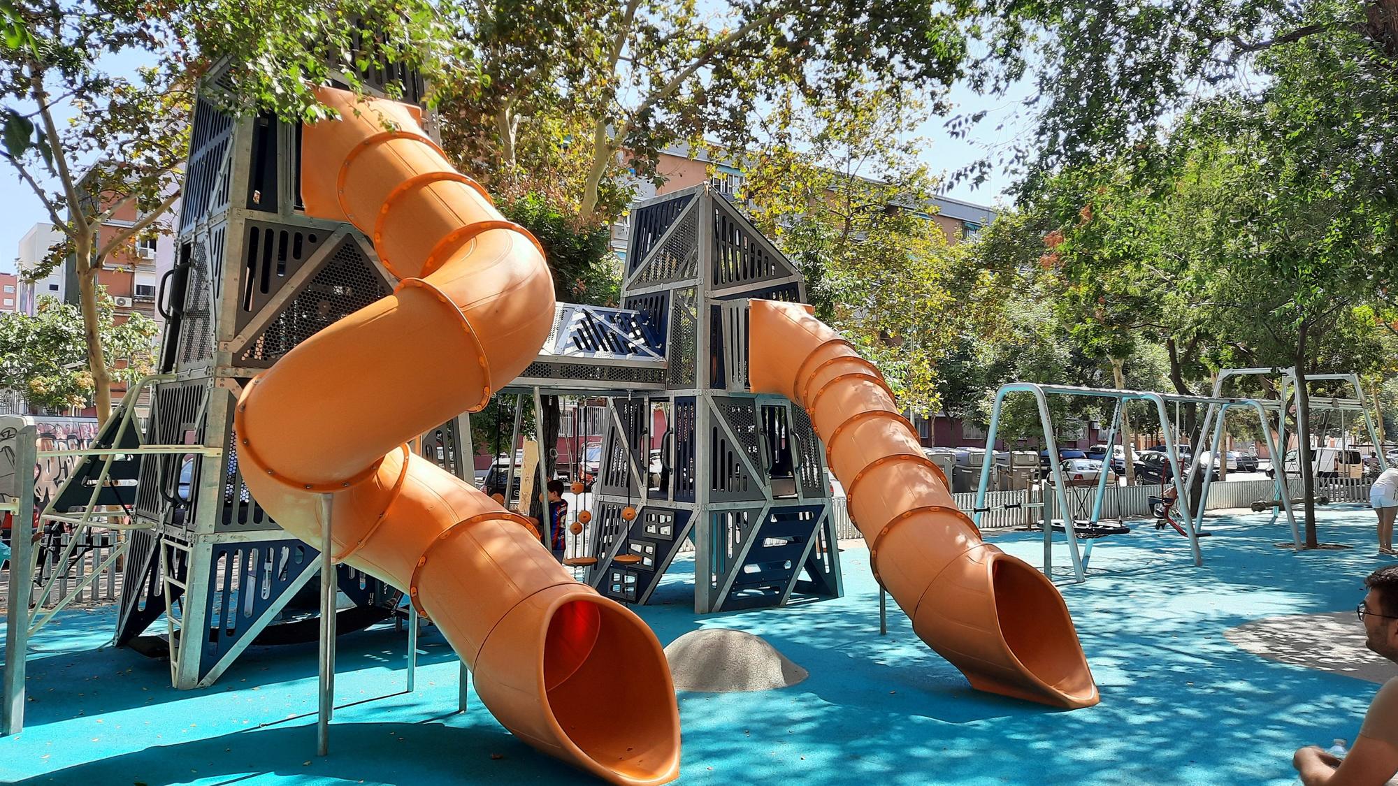 Nueva zona de juegos infantiles en el Parque de Los Novios en