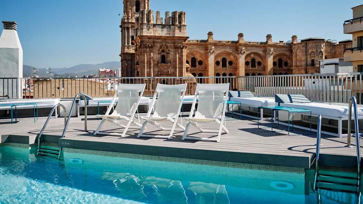 La azotea del Hotel Molina Lario, con piscina y buenas vistas.