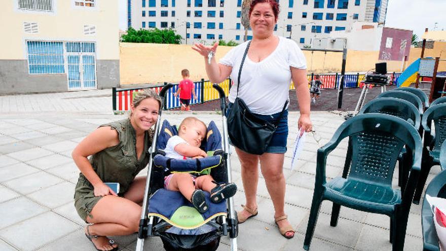 Una familia muestra las llaves de su nueva vivienda en Las Torres, en agosto de 2015.