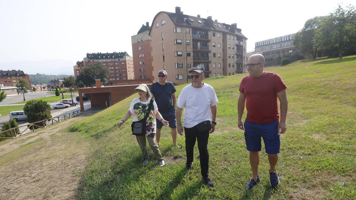 Por la izquierda, Emilia Prol, Ovidio Fernández, Adolfo Figares y Jorge Ugarte, en el área donde se abrirá un nuevo acceso para unir la calle Orlando Sanz, a la izquierda, y el colegio Juan Rodríguez Muñiz, al fondo a la derecha