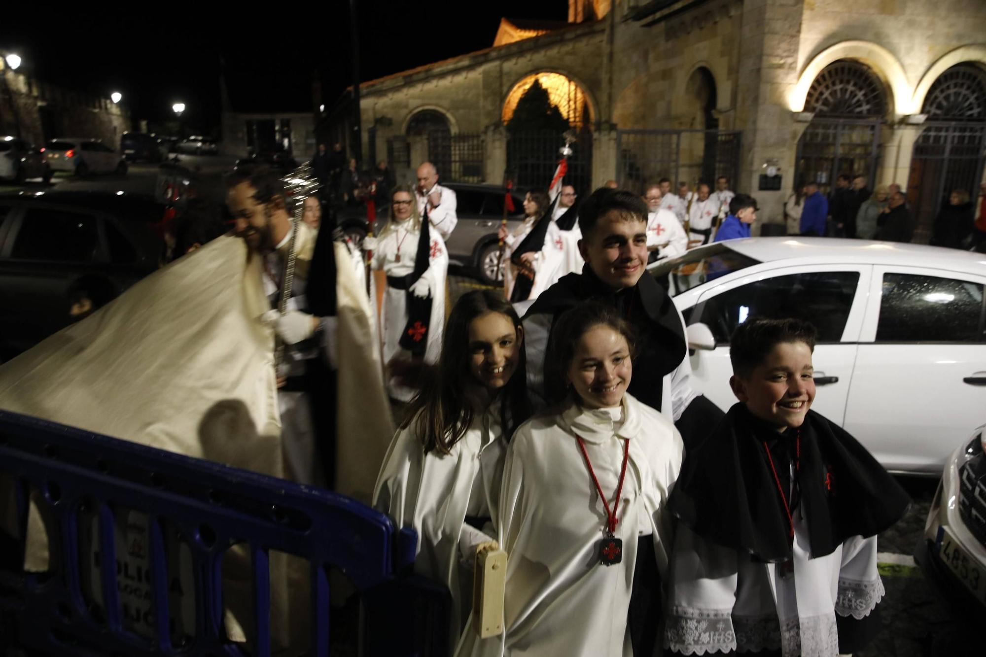 El mal tiempo obliga a suspender la procesión del Encuentro en Gijón