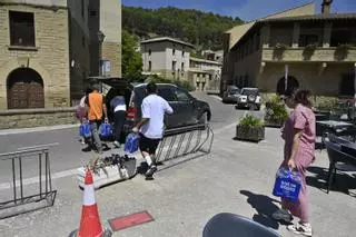 En imágenes I Acopio de agua y solidaridad entre los vecinos de Uncastillo