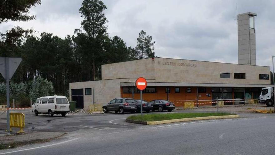 El parking exterior de la nueva base de Emerxencias se cubrirá en pocos meses. // Bernabé / Ana Bazal