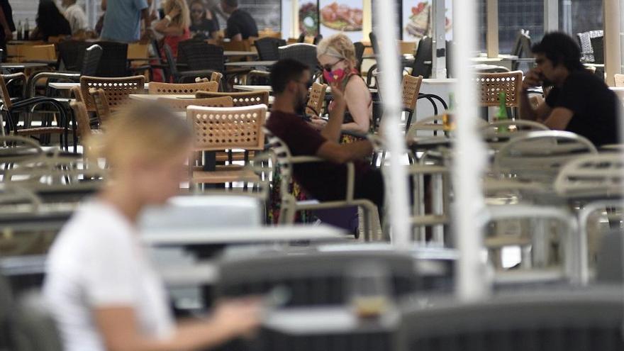 Clientes en un bar de Murcia, ayer, la mayoría sin mascarilla. Israel Sánchez