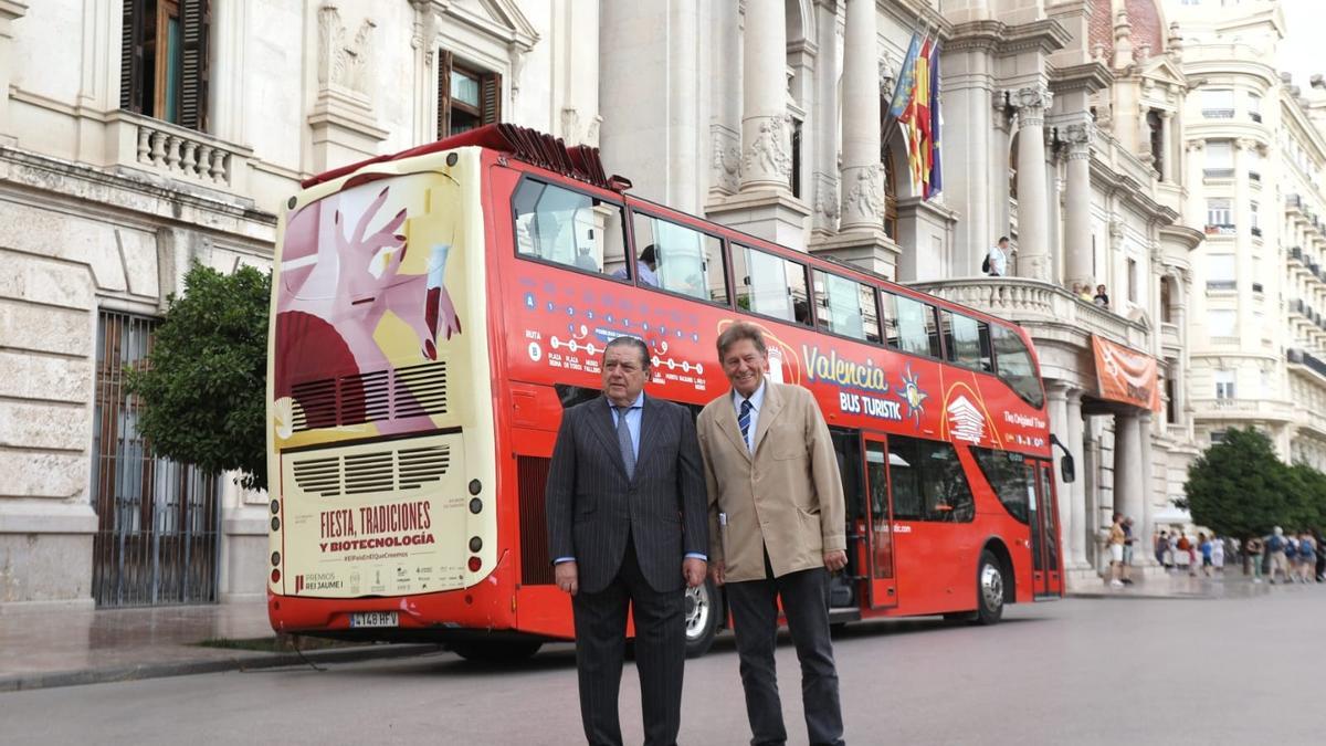 Boluda y Quesada, ante el autobús turístico con la campaña de Premios Jaume I estampada en su dorsal.