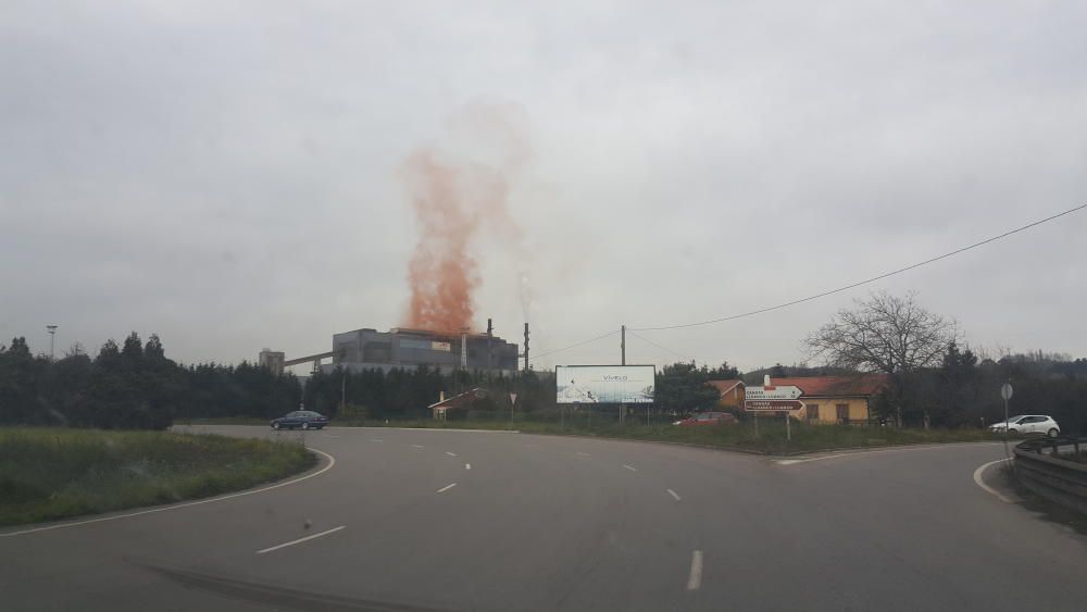 Nube de humo rojo procedente de Arcelor