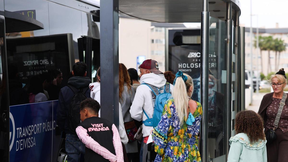 Varias personas subiendo al autobús en la parada del Cetis de Vila.