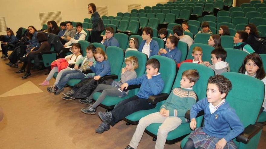 Los escolares participantes en el Consejo de la Infancia de Noreña, ayer, en la Casa de Cultura.