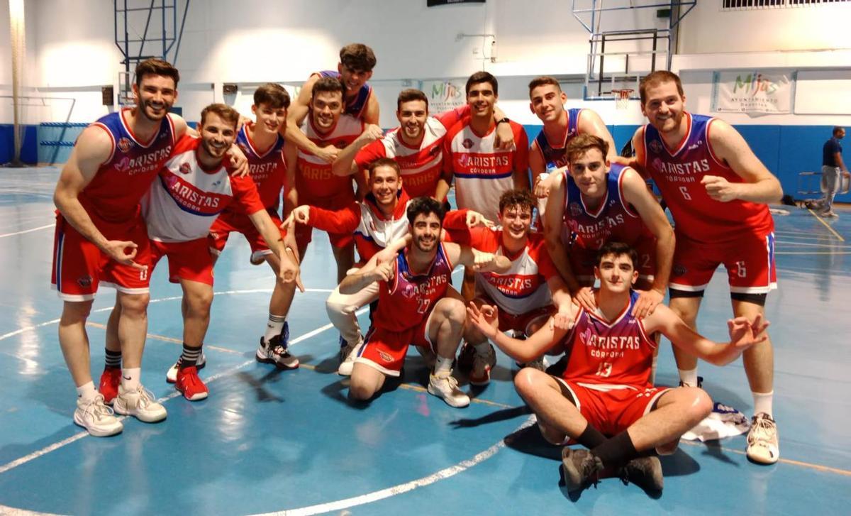 El Maristas celebra el triunfo en la cancha del Mijas.