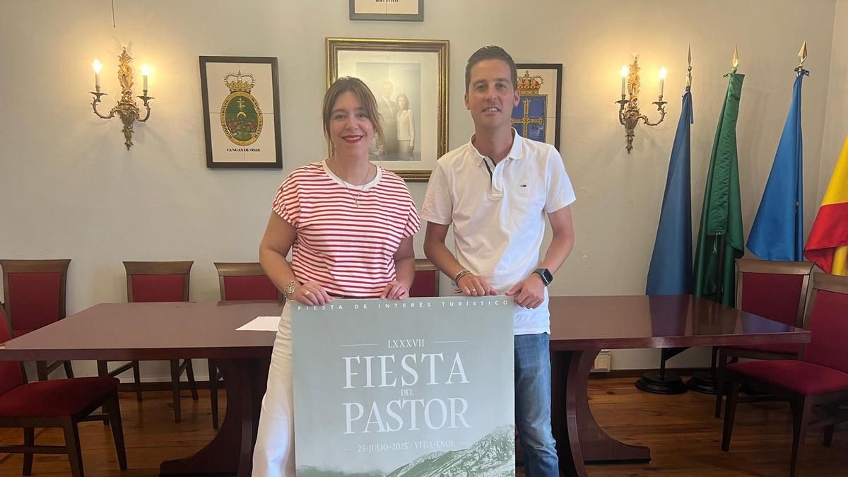 Por la izquierda, Mónica Gutiérrez y Agustín García, concejales de Cangas de Onís