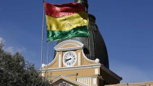 La bandera de Bolivia en una plaza pública.