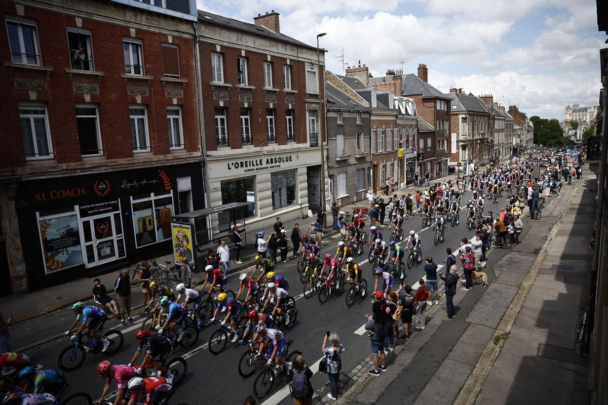 (France), 08/07/2025.- The peloton in action during the 4th stage of the Tour de France cycling race over 174.2km from Amiens to Rouen, France, 08 July 2025. (Ciclismo, Francia) EFE/EPA/MARTIN DIVISEK