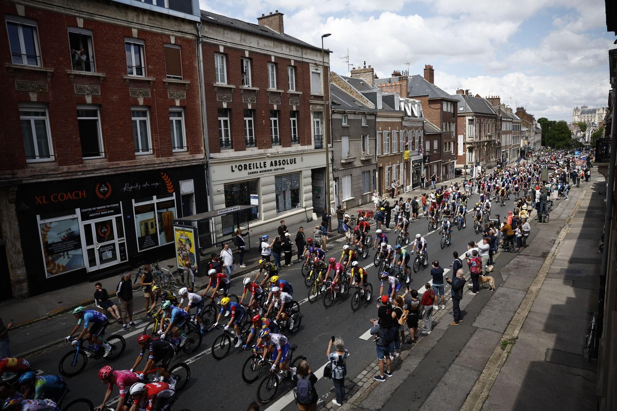 (France), 08/07/2025.- The peloton in action during the 4th stage of the Tour de France cycling race over 174.2km from Amiens to Rouen, France, 08 July 2025. (Ciclismo, Francia) EFE/EPA/MARTIN DIVISEK