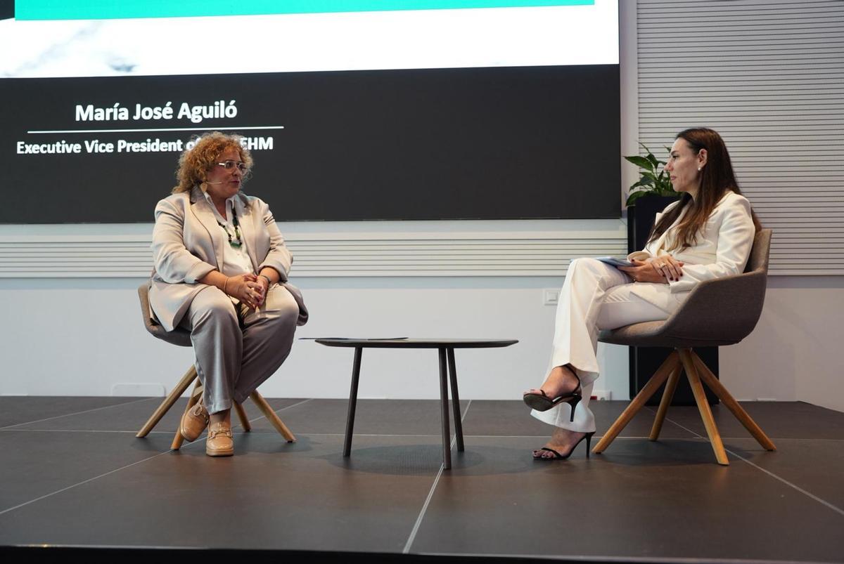 María José Aguiló con Yolanda Perdomo, este jueves en el Hipotels Convention Center, en la jornada organizada por la FEHM.