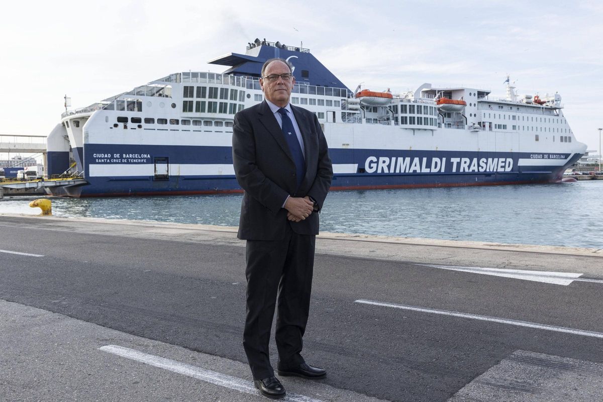 Ettore Morace, CEO de Trasmed, naviera del grupo Grimaldi, posando junto al buque 'Ciudad de Barcelona'