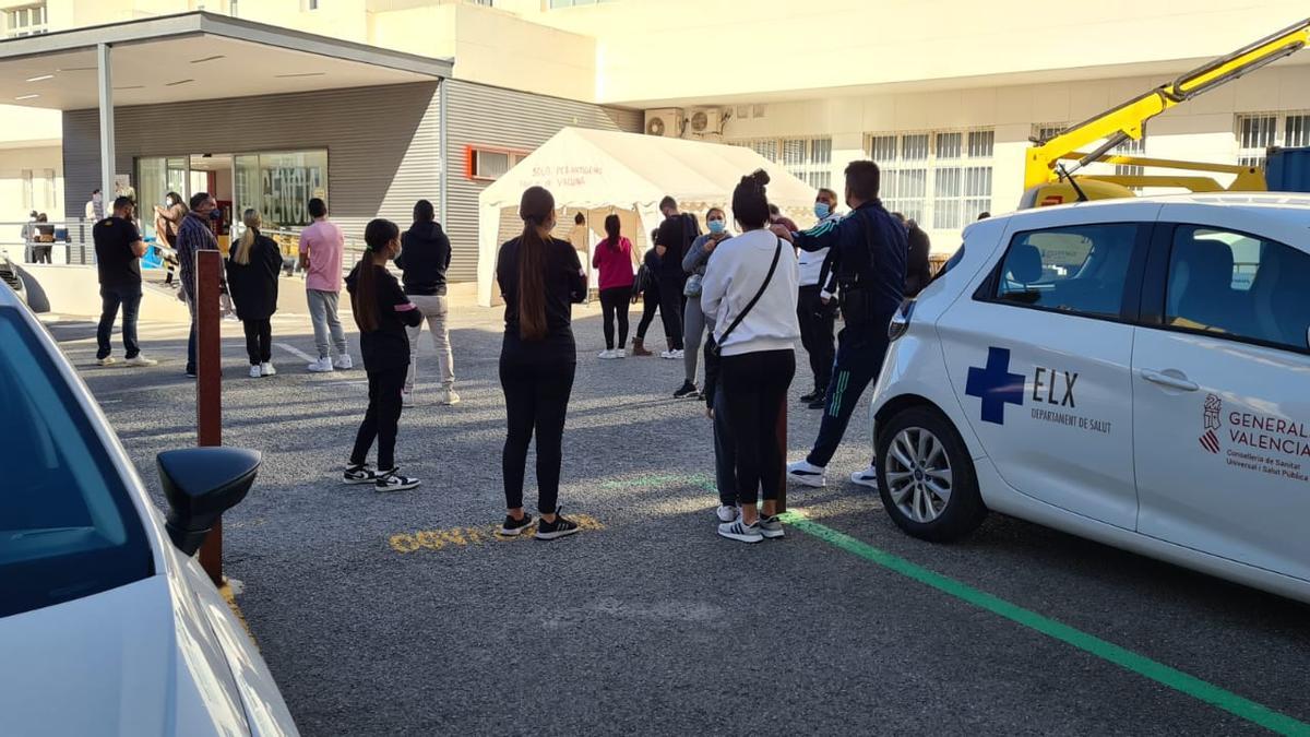 Cola de pacientes a las puertas de un centro de salud para hacerse una PCR o test de antígenos