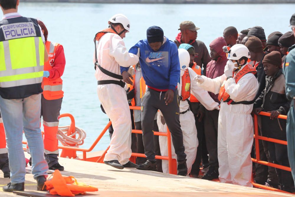 Trasladan al puerto de Málaga a 54 inmigrantes de una patera