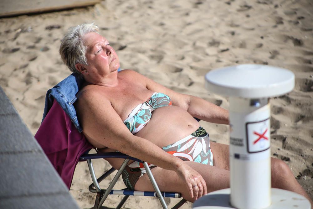 Las inusuales altas temperaturas han animado en los últimos días la afluencia a las playas de la Vega Baja. Aquí imágenes de la playa del Cura en Torrevieja.