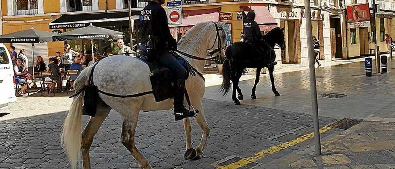 Una patrulla de la Policía Local a caballo.