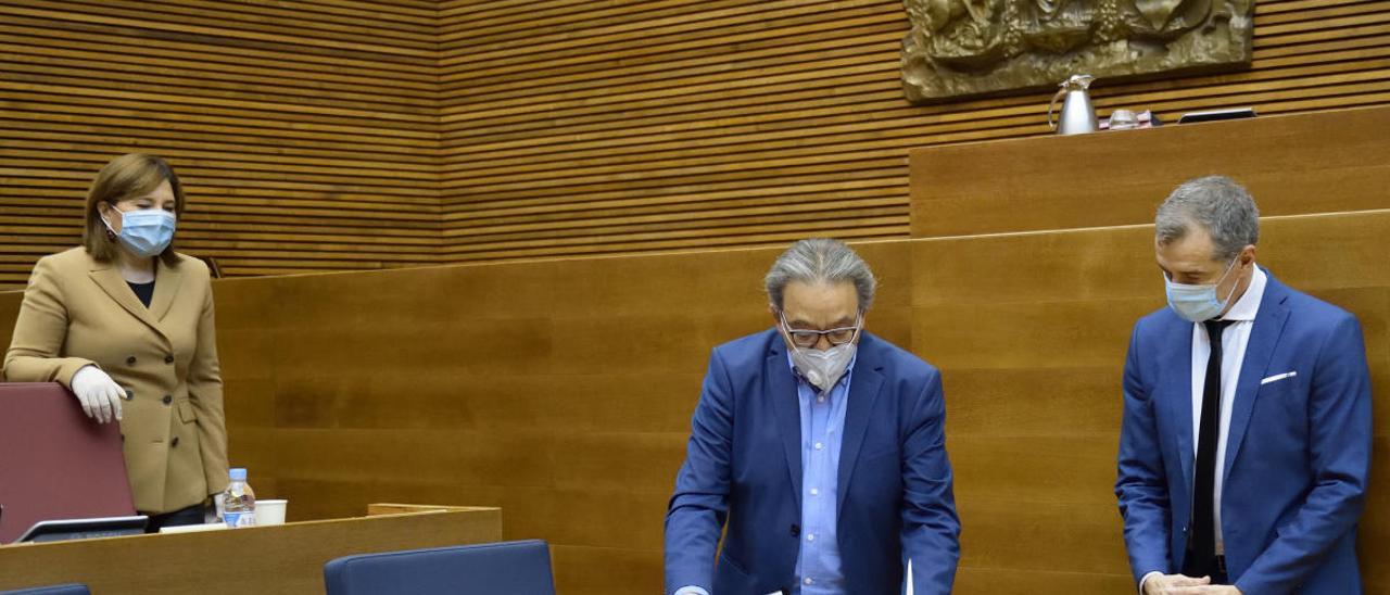 Isabel Bonig (PP), Manolo Mata (PSPV) y Toni Cantó (Cs) firmando el acuerdo en las Cortes.