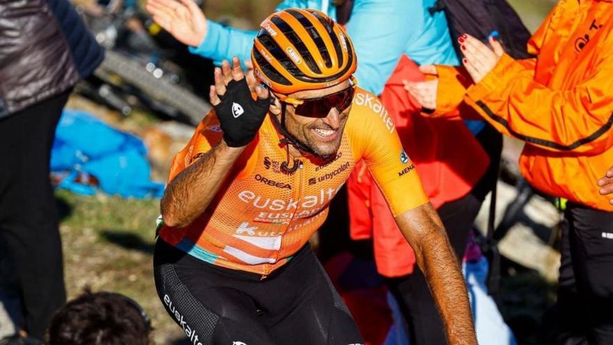 Luis Ángel Maté saluda a unos aficionados al ciclismo en una de las etapas de la última Vuelta a EspañA.