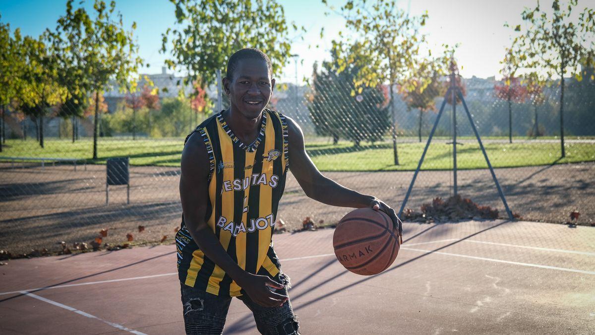 Mamadou en la cancha de baloncesto del parque del Guadiana en Badajoz. / S. GARCÍA