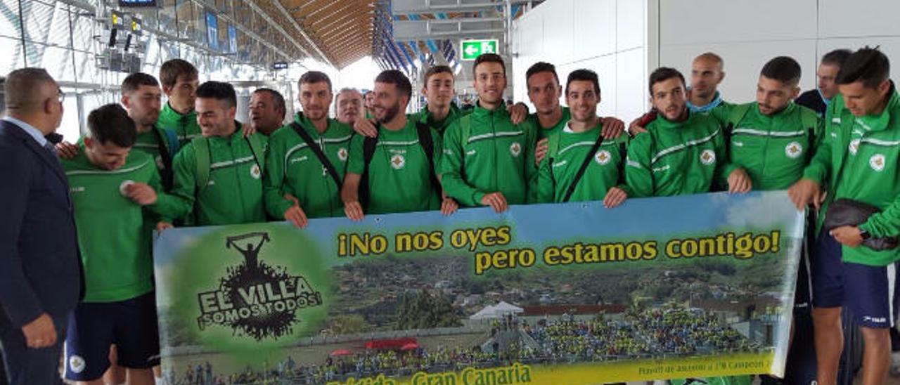 La expedición del Villa de Santa Brígida, a su llegada ayer al aeropuerto de Madrid.