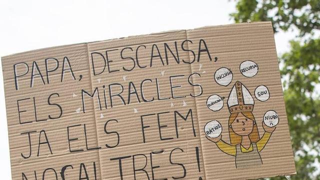 Una manifestant exhibeix una pancarta durant les protestes del juny. | BELÉN GONZÁLEZ.