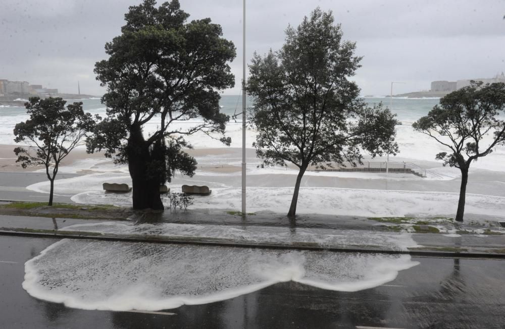 El temporal obliga a cortar el paseo marítimo