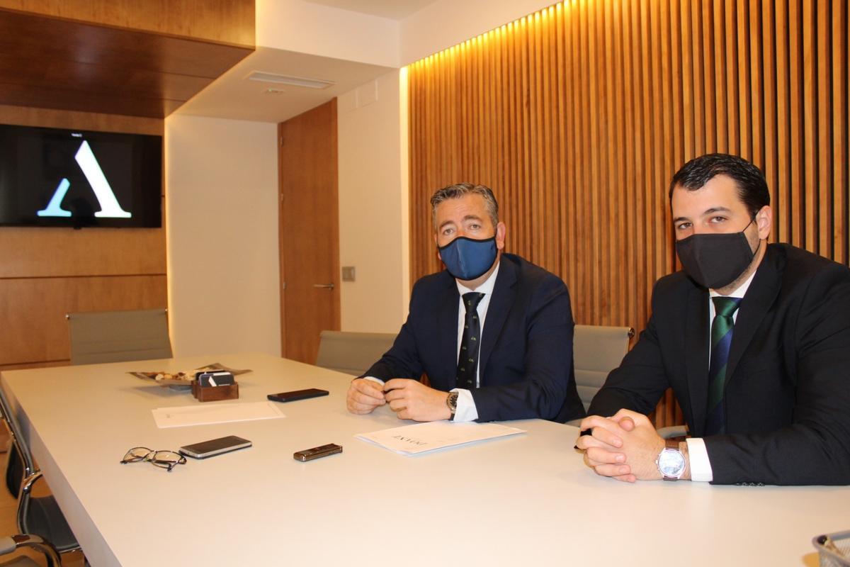 Los letrados que han llevado el caso, Antonio Domínguez (i) y Carlos Martínez (d).