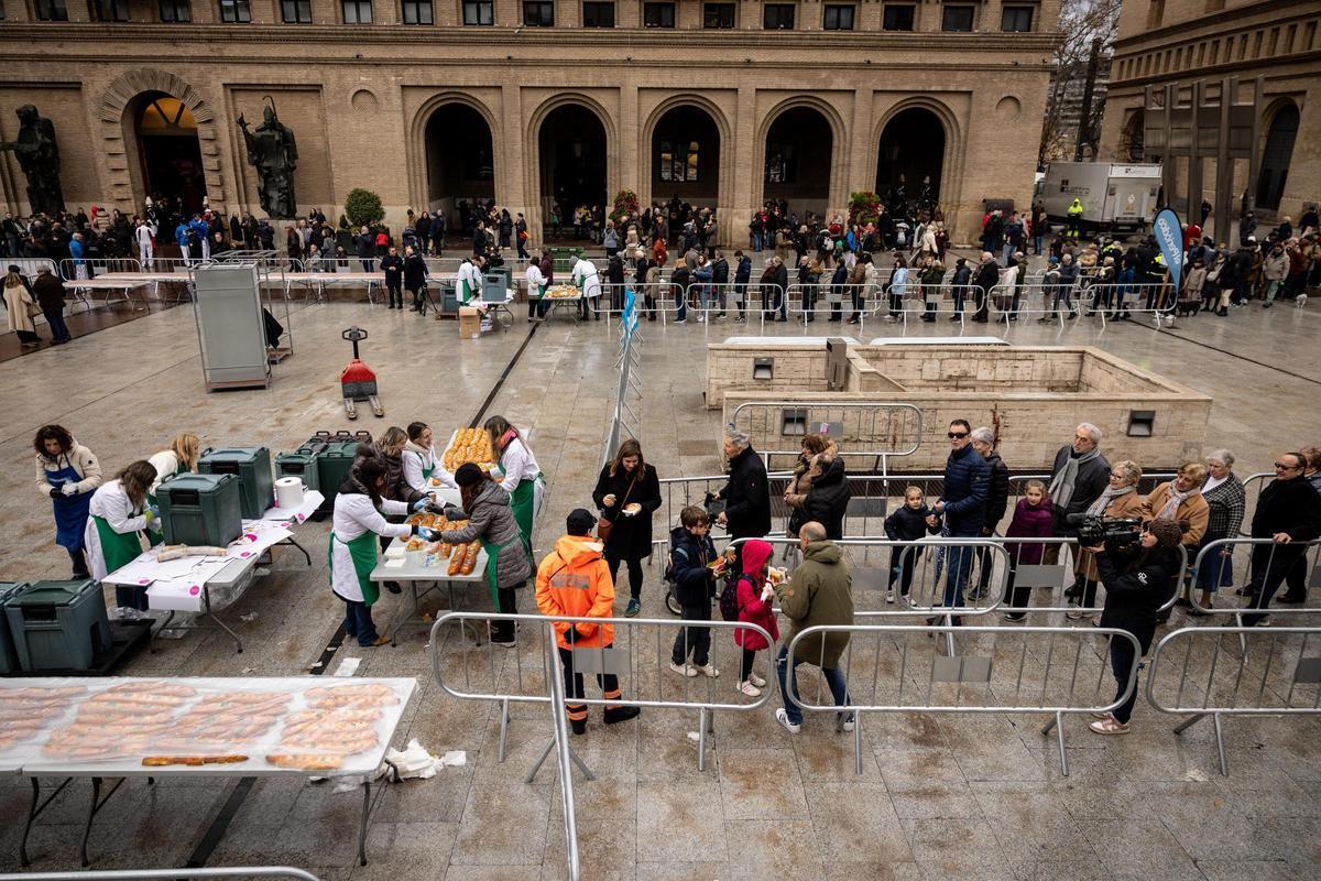En imágenes | El Periódico de Aragón reparte roscón por San Valero en la plaza del Pilar de Zaragoza