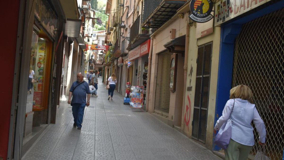 El carrer Major, amb diversos locals tancats ahir | GUILLEM CAMPS