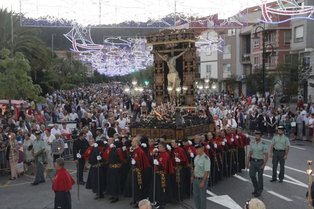 Un Cristo entre el fervor de la multitud. // Santos Álvarez